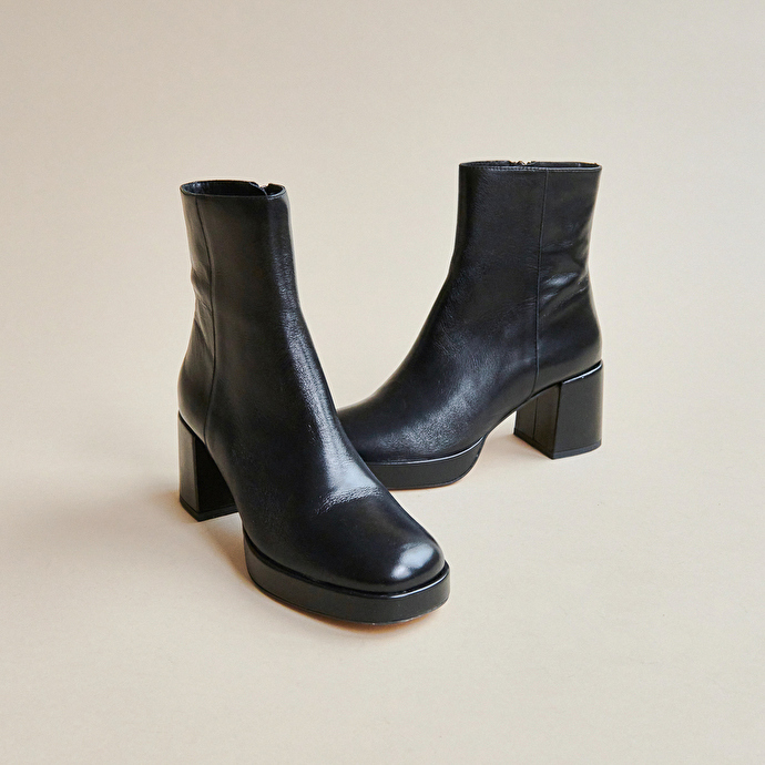 Bottines à bouts carrés  en cuir vieilli noir