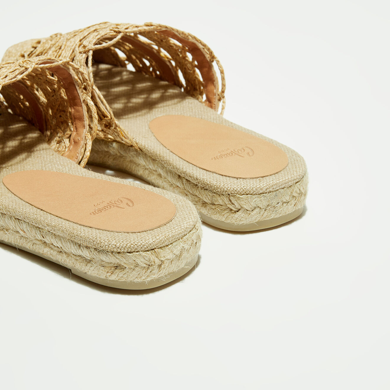 Castaner Mules en Rafia Rita beiges