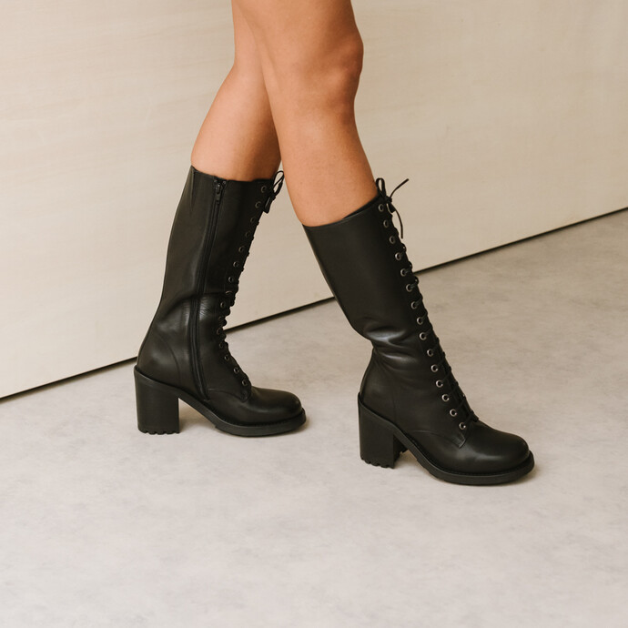 Bottes à talons et laçages  en cuir noir