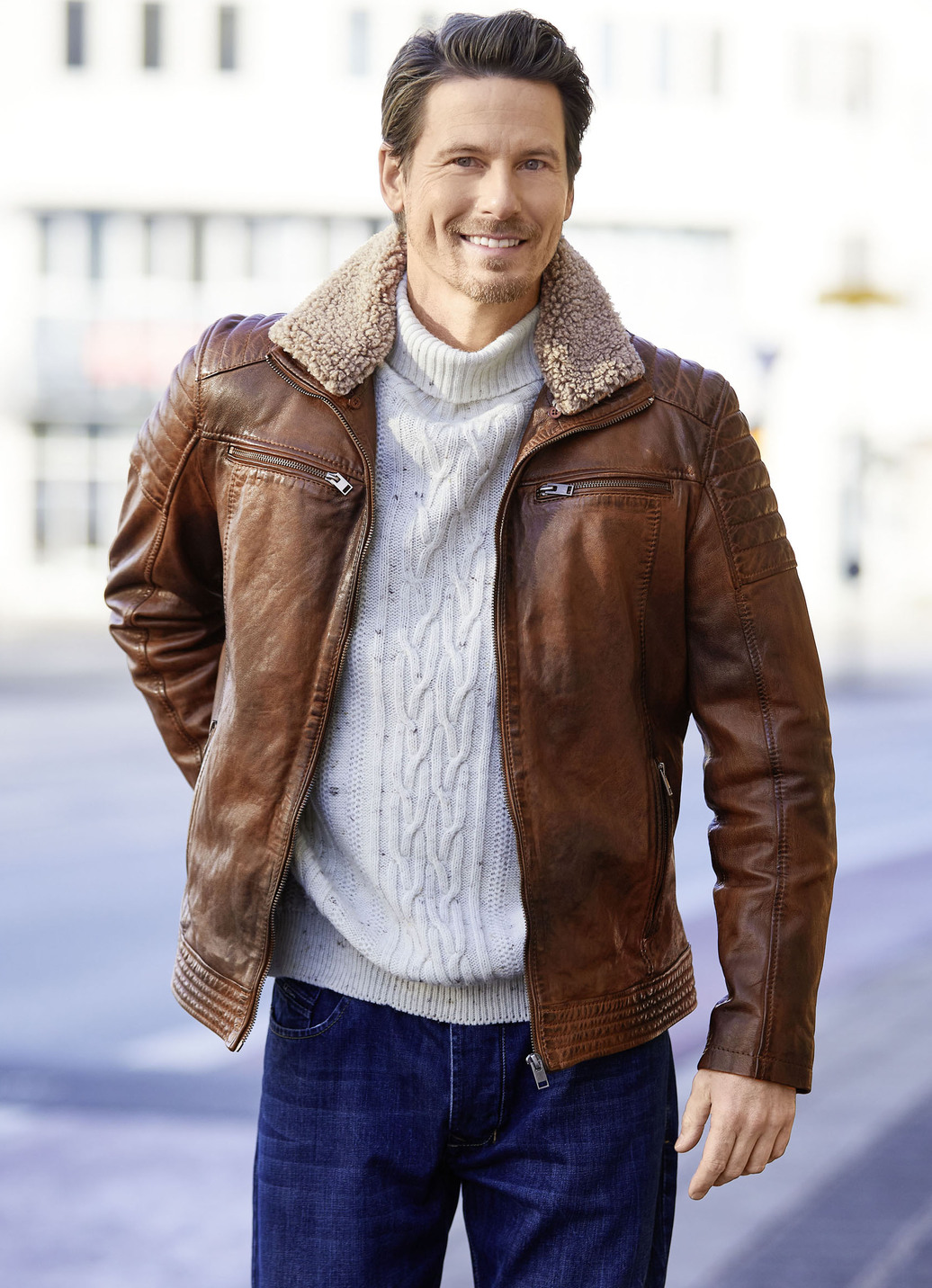 Lederkurzjacke mit Webpelzbesatz
