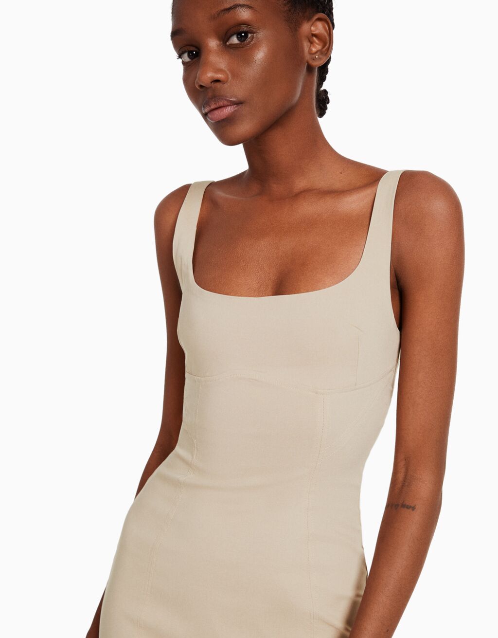 Vestido midi ajustado com alças largas.