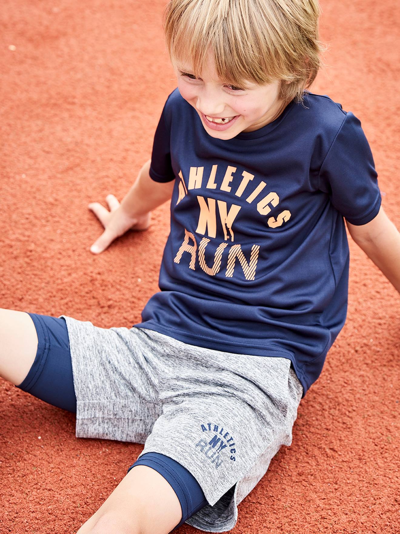 Conjunto esportivo 2 em 1 para meninos, azul escuro liso com estampas.