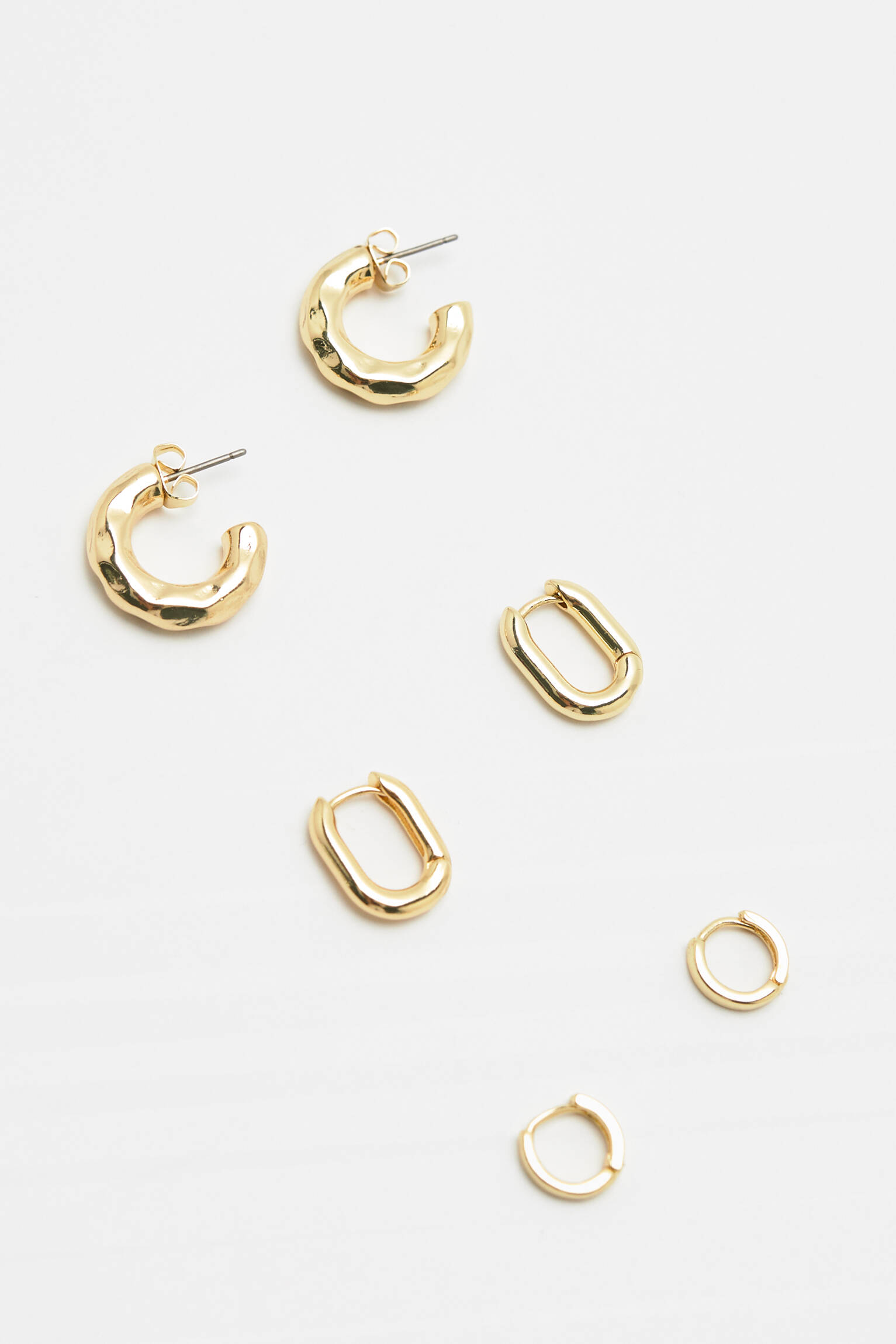 Conjunto de 3 brincos dourados.