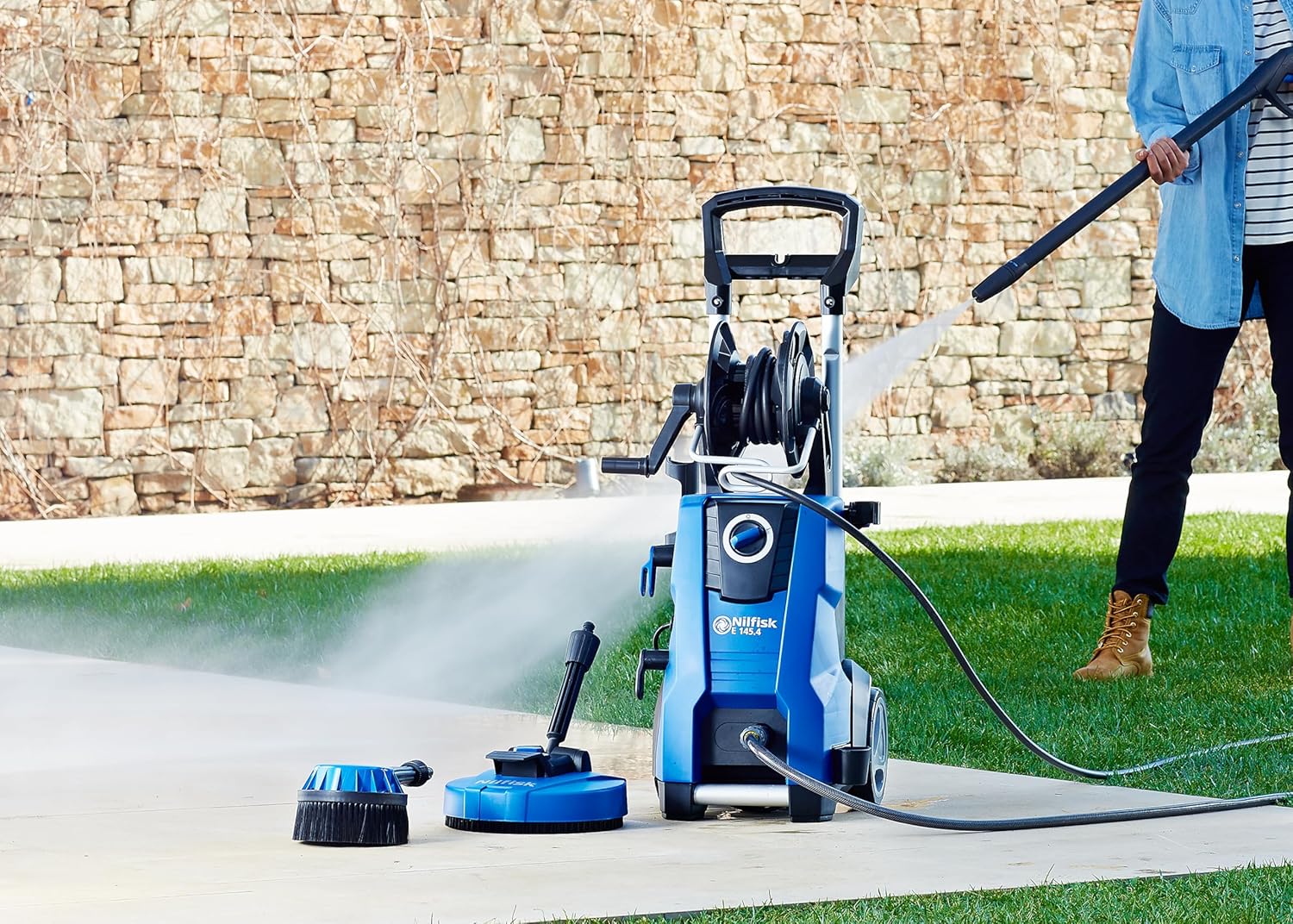 Nilfisk E 145.4 Bar Hochdruckreiniger + Schaumsprüher + Flächenreiniger + Bürste - Pressure Washer für die Reinigung von Außenbereichen und die Autowäsche (2100 W), Blau