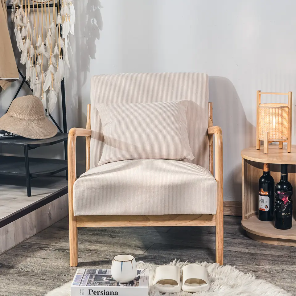 Fauteuil van massief hout en beige stof