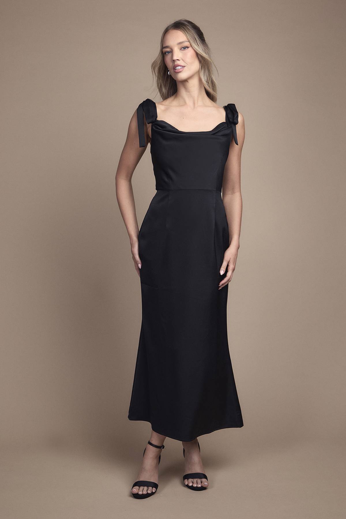 Oasis Robe de Demoiselle d'Honneur Mi-Longue en Satin à Bretelles Nouées et Col Drapé