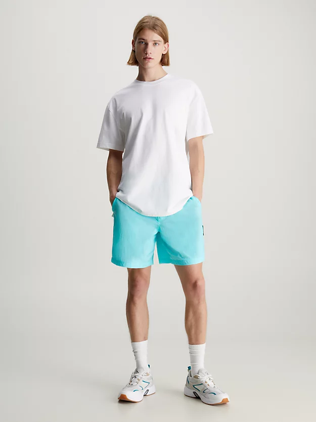 Calções de nylon com corte relaxado e detalhes em relevo.