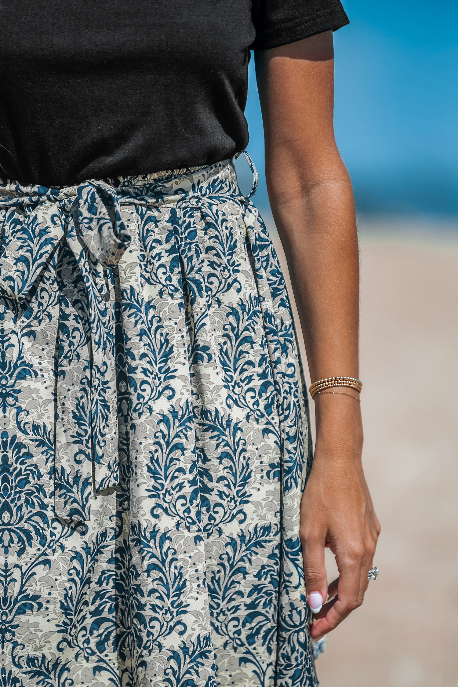 Robe mini à t-shirt avec manches courtes à imprimé damassé