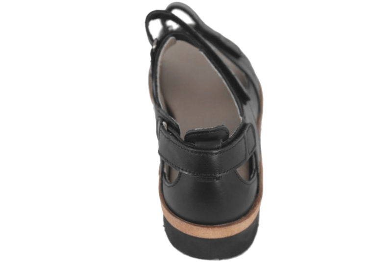 NEW FEET SORT SANDAL I SKIND MED HÆLKAPPE