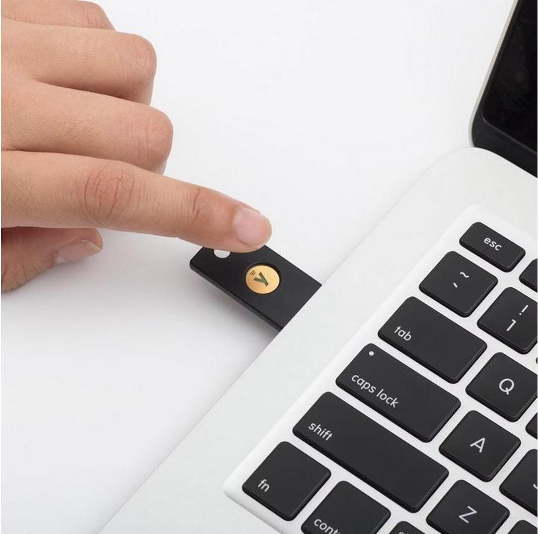 YubiKey 5 NFC USB Sicherheitsschlüssel (05060408461426) - Schwarz