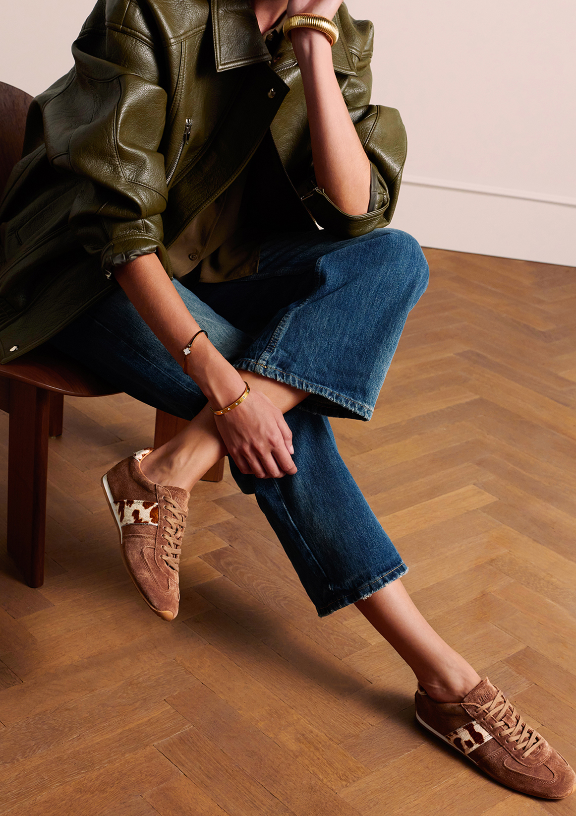 Bruine suède sneakers met cow print vacht