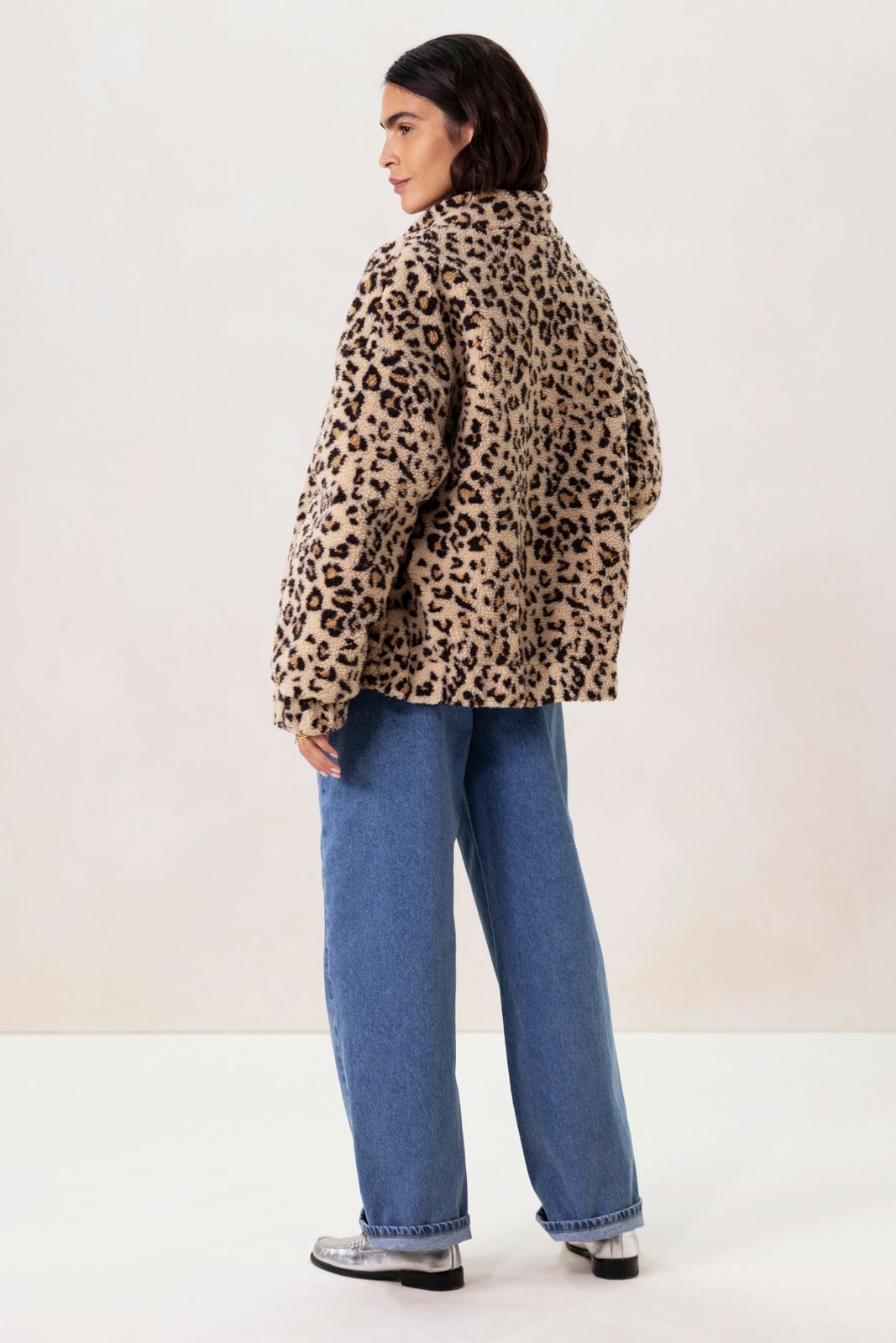 Beige korte teddy jas met leopardprint