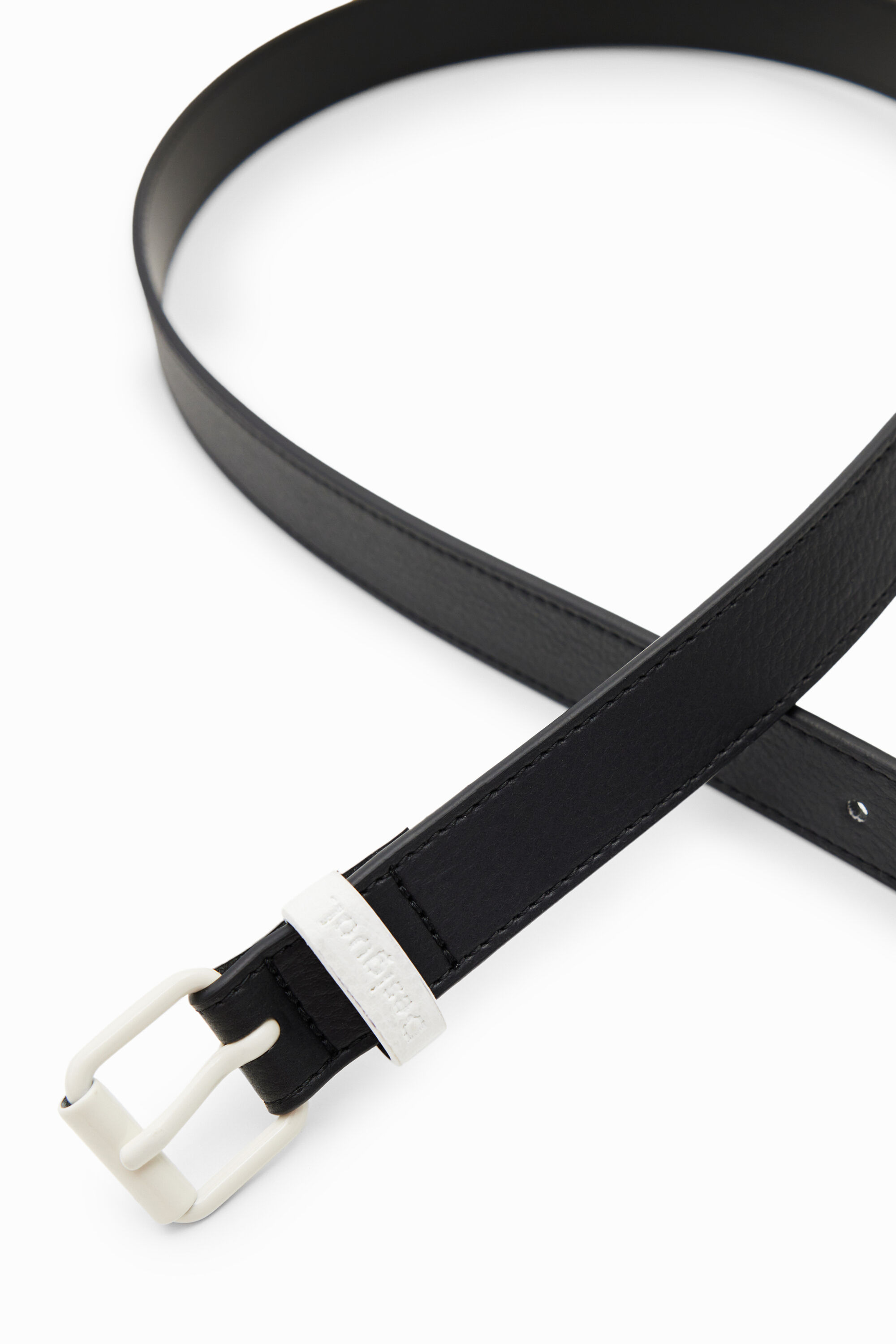 Ceinture boucle contrastante