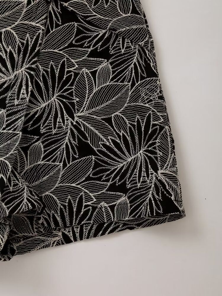 Sensarra - Minirokje met hoge taille en geborduurd blad