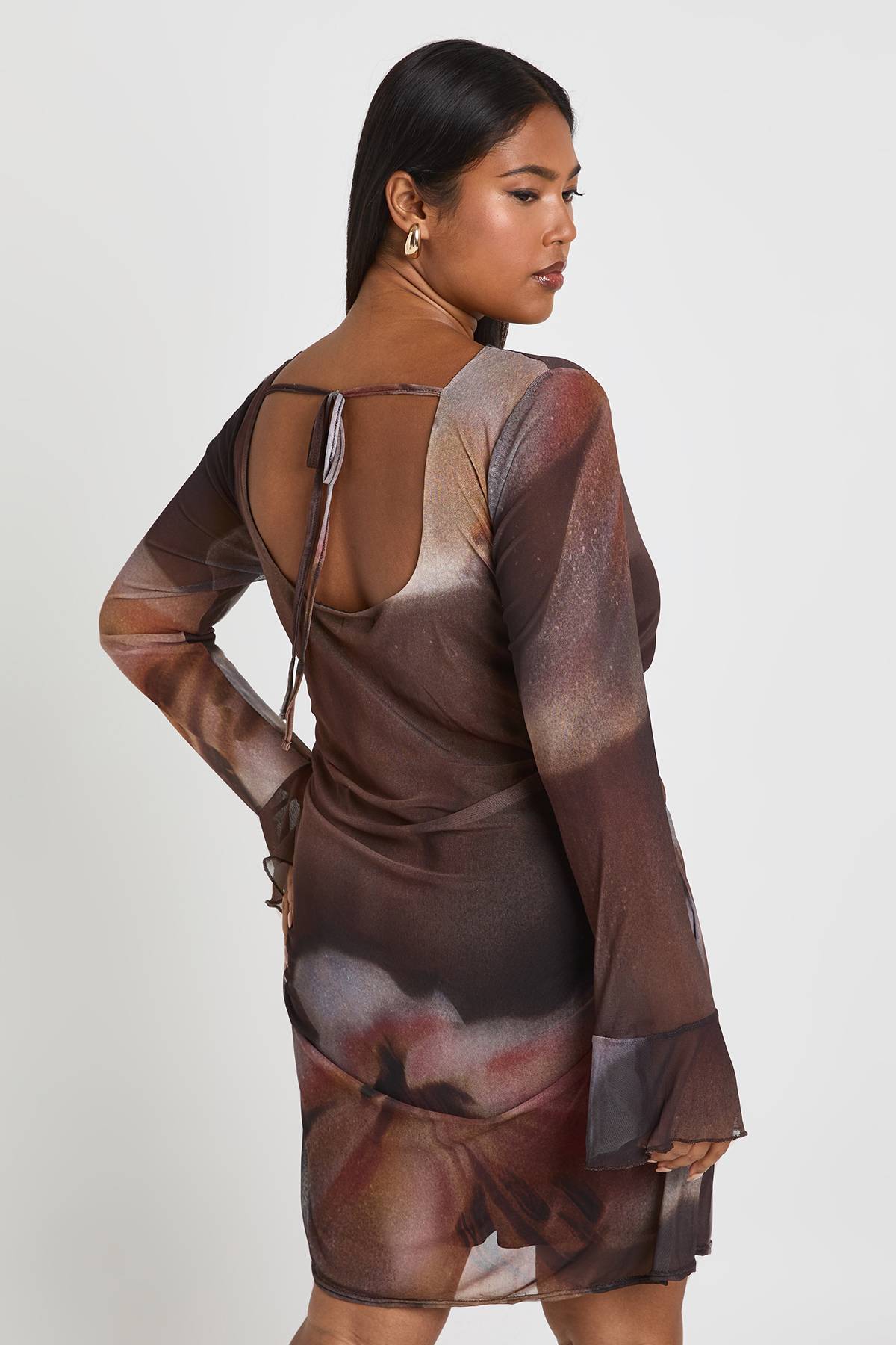 boohoo Robe mini shift florale froncée pour grande taille