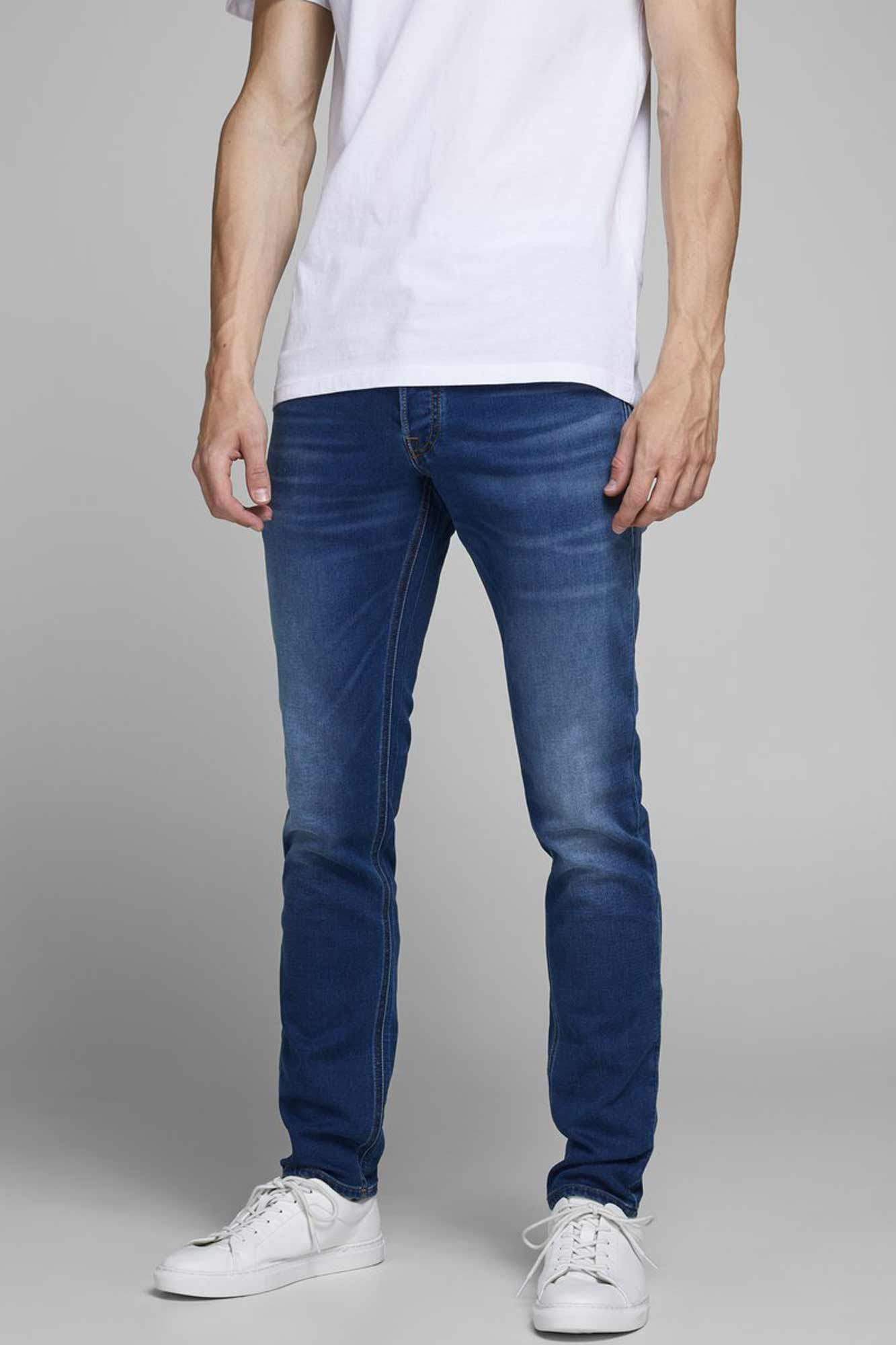 calça jeans slim fit afunilada