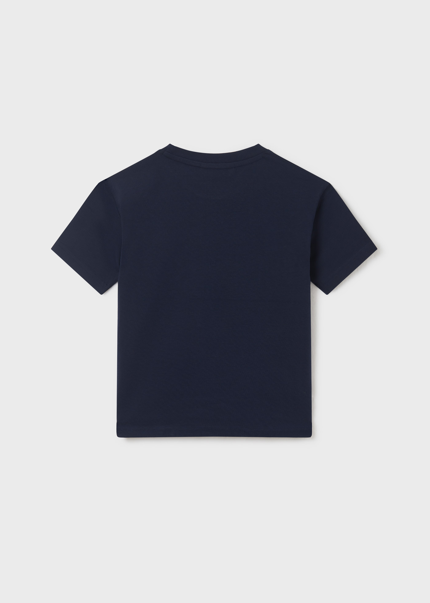 Camiseta infantil com estampa sustentável em algodão.