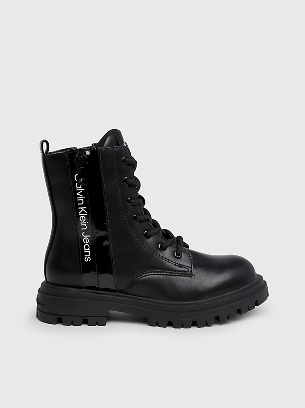 Botas infantis com cadarço