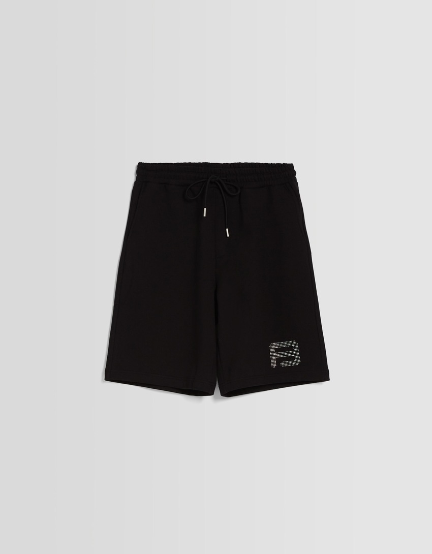 Bermuda de pelúcia BERSHKA com BIZARRAP e strass.