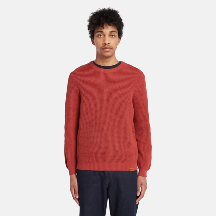 Suéter masculino de gola redonda com pregas na frente, na cor vermelha.