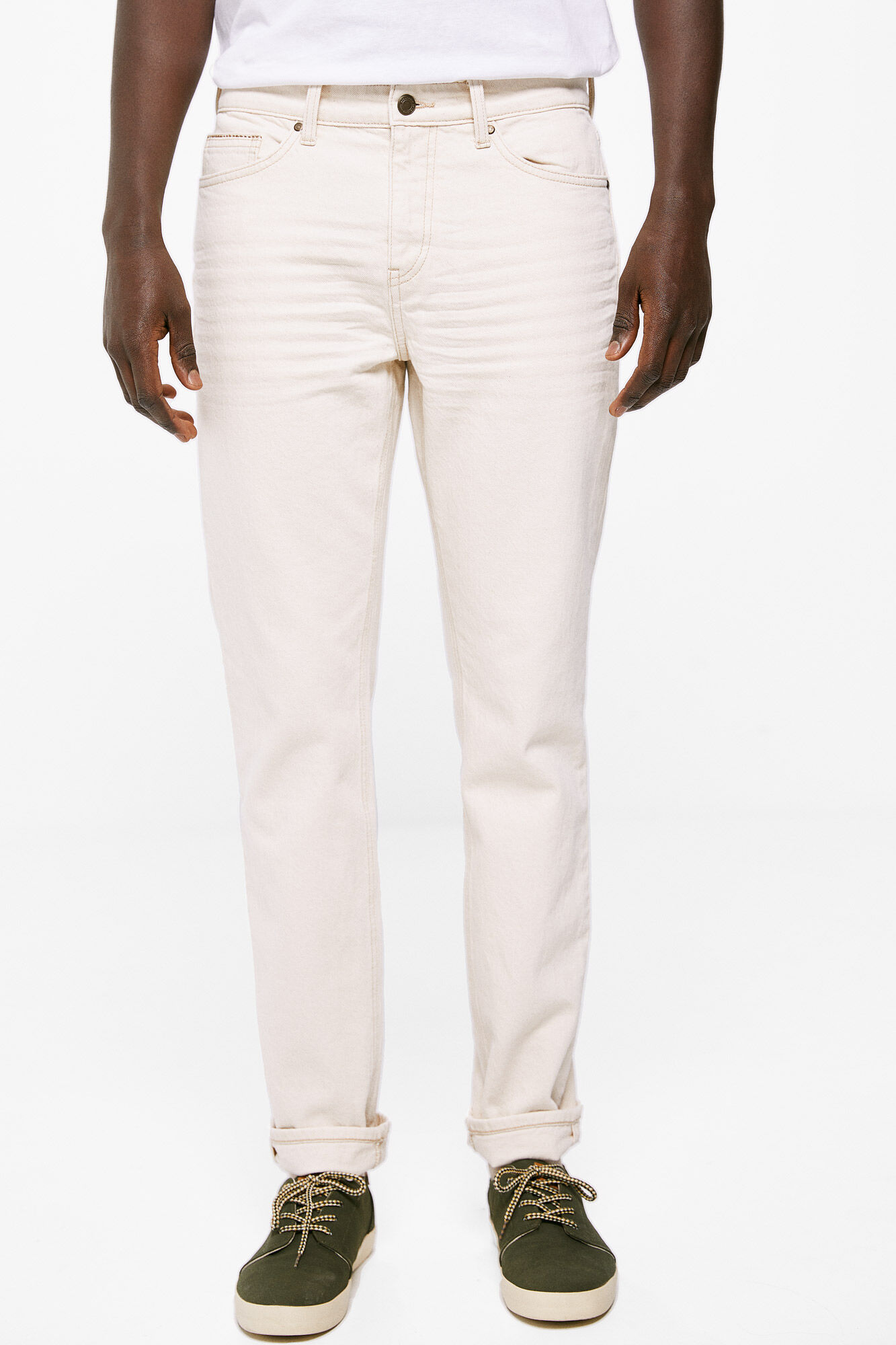 Calça jeans slim com lavagem crua - estampa em fundo branco
