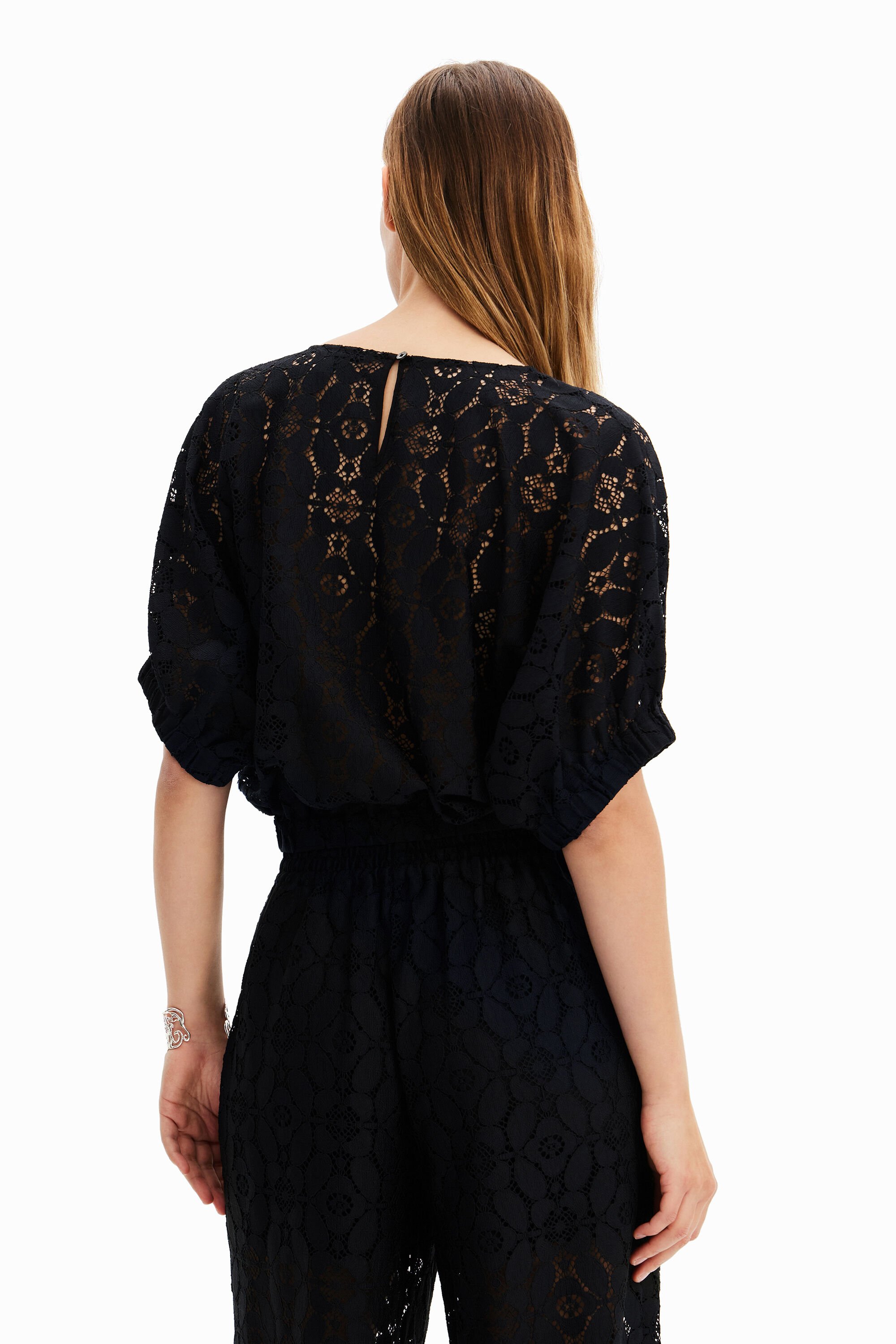 Blouse courte froncée dentelle