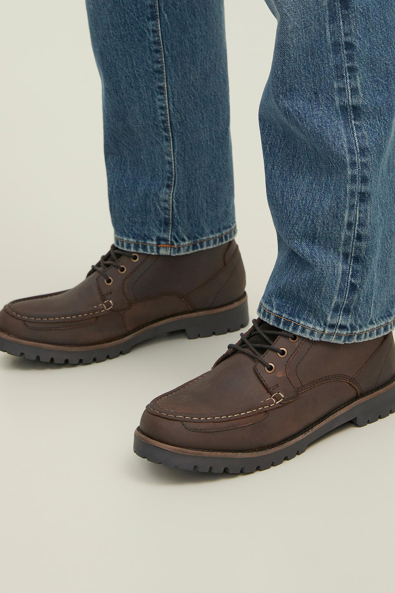 Bota estilo náutico com cadarços