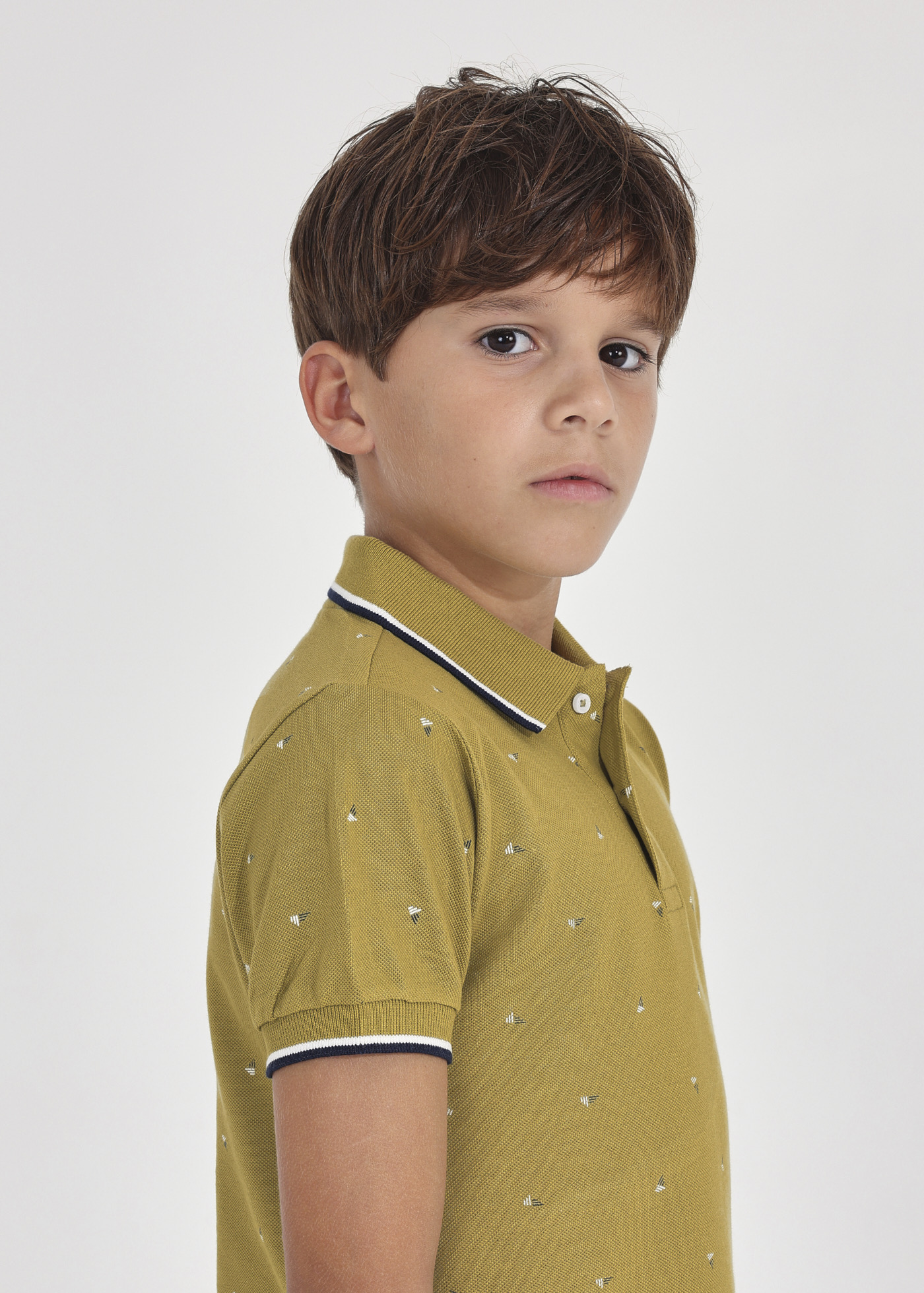 Camisa polo infantil em algodão sustentável com estampa.