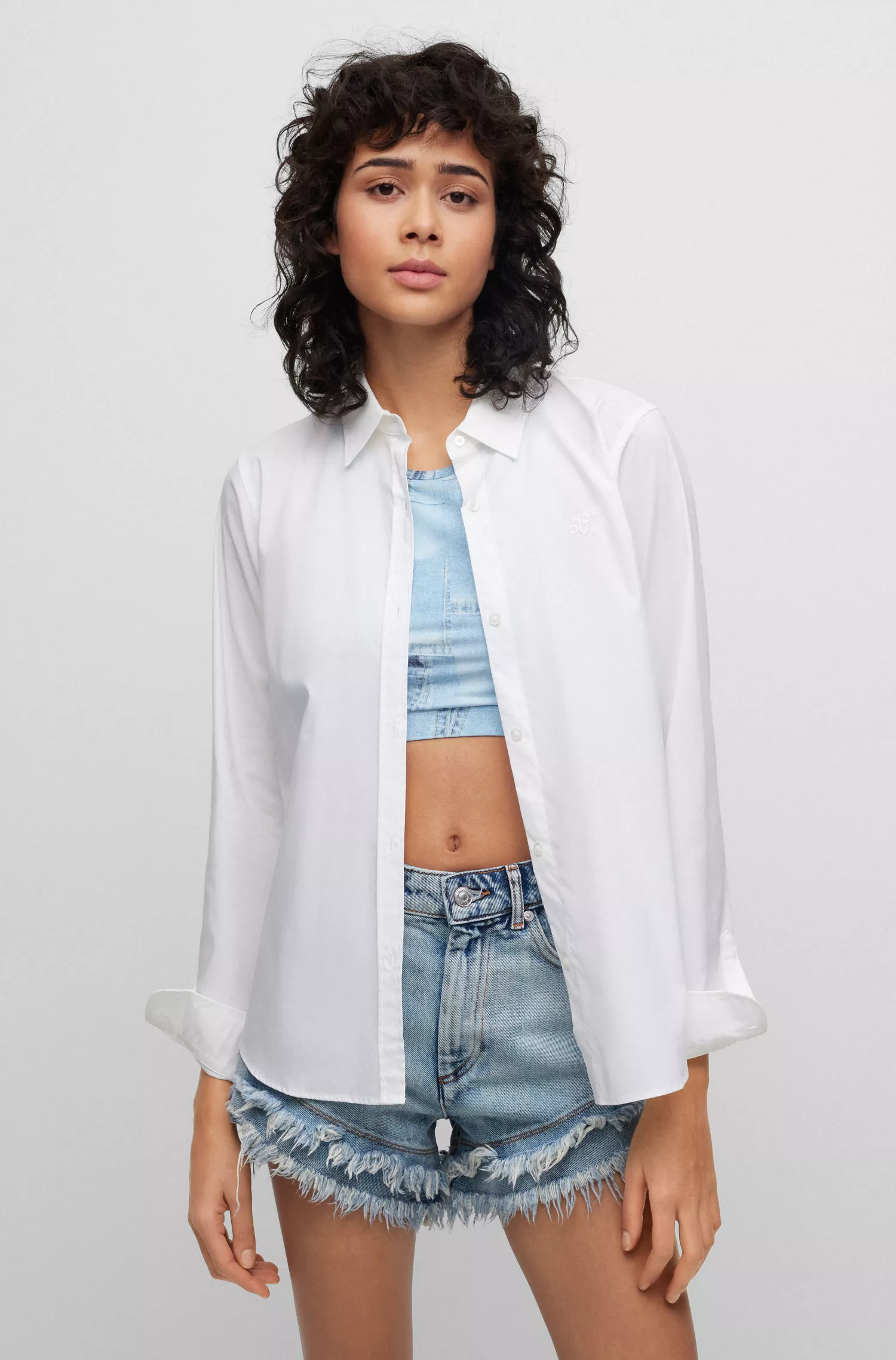 Blusa HUGO vermelha, corte regular, em algodão elástico com logo sobreposto.