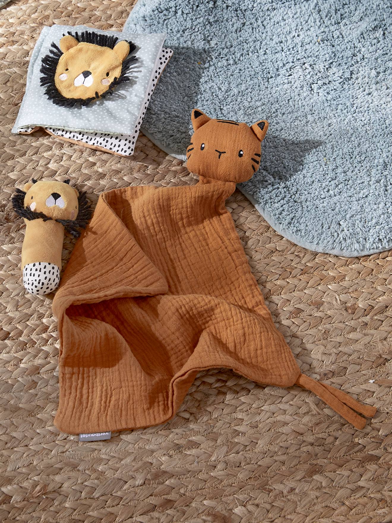 Conjunto para presente com 3 itens: pano para doudou + chocalho + livro ilustrado laranja