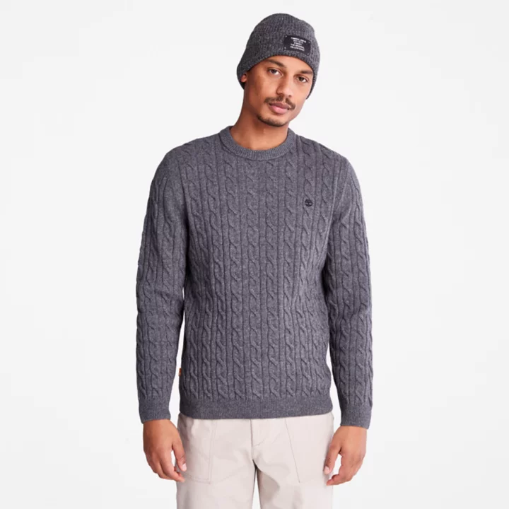 Suéter masculino Phillips Brook com gola redonda em tricô trançado na cor cinza.