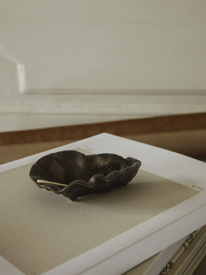 ferm LIVING Oyster Bowl - Black Brass Black brass