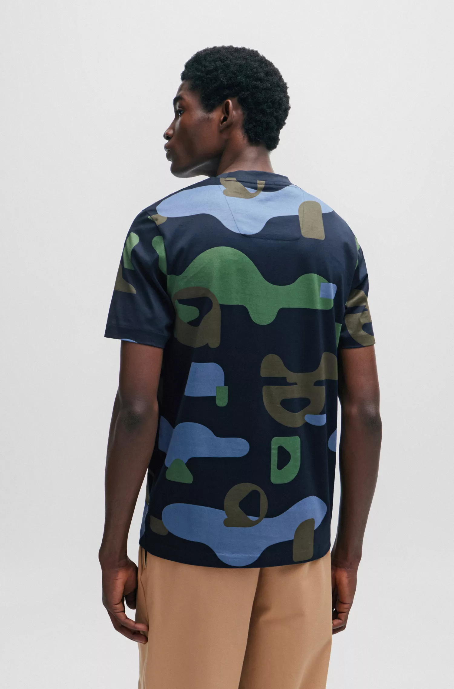Camiseta BOSS preta em algodão mercerizado com estampa sazonal.