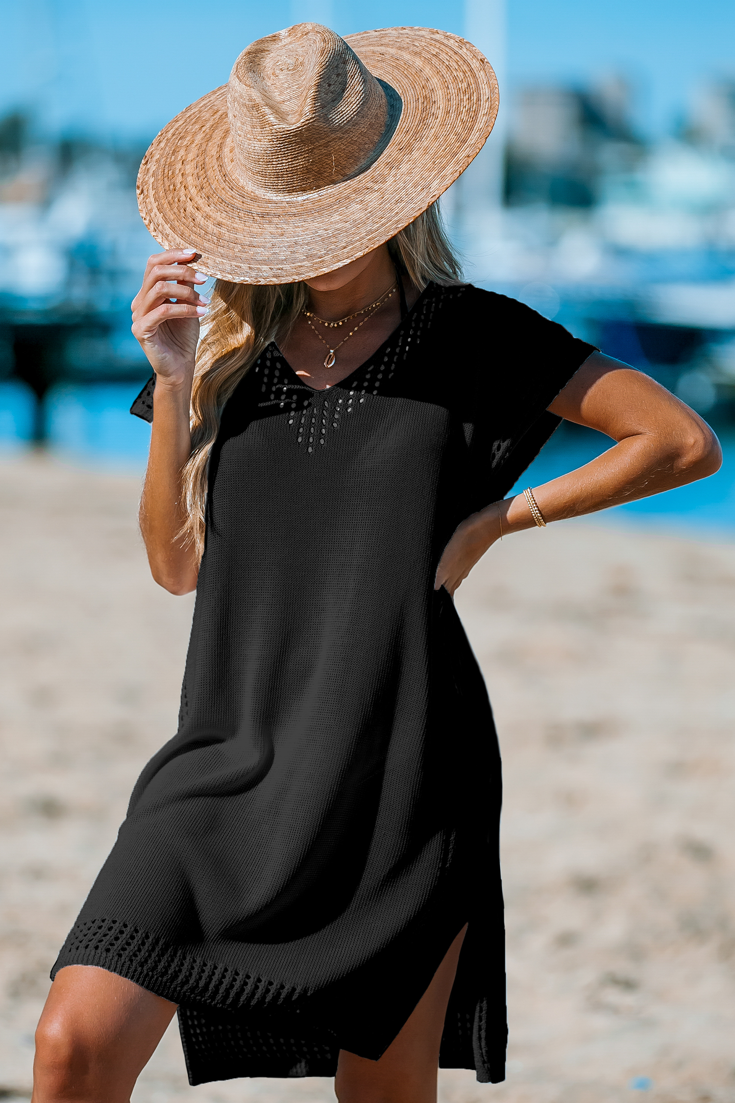Robe cover up en tricot noire découpée