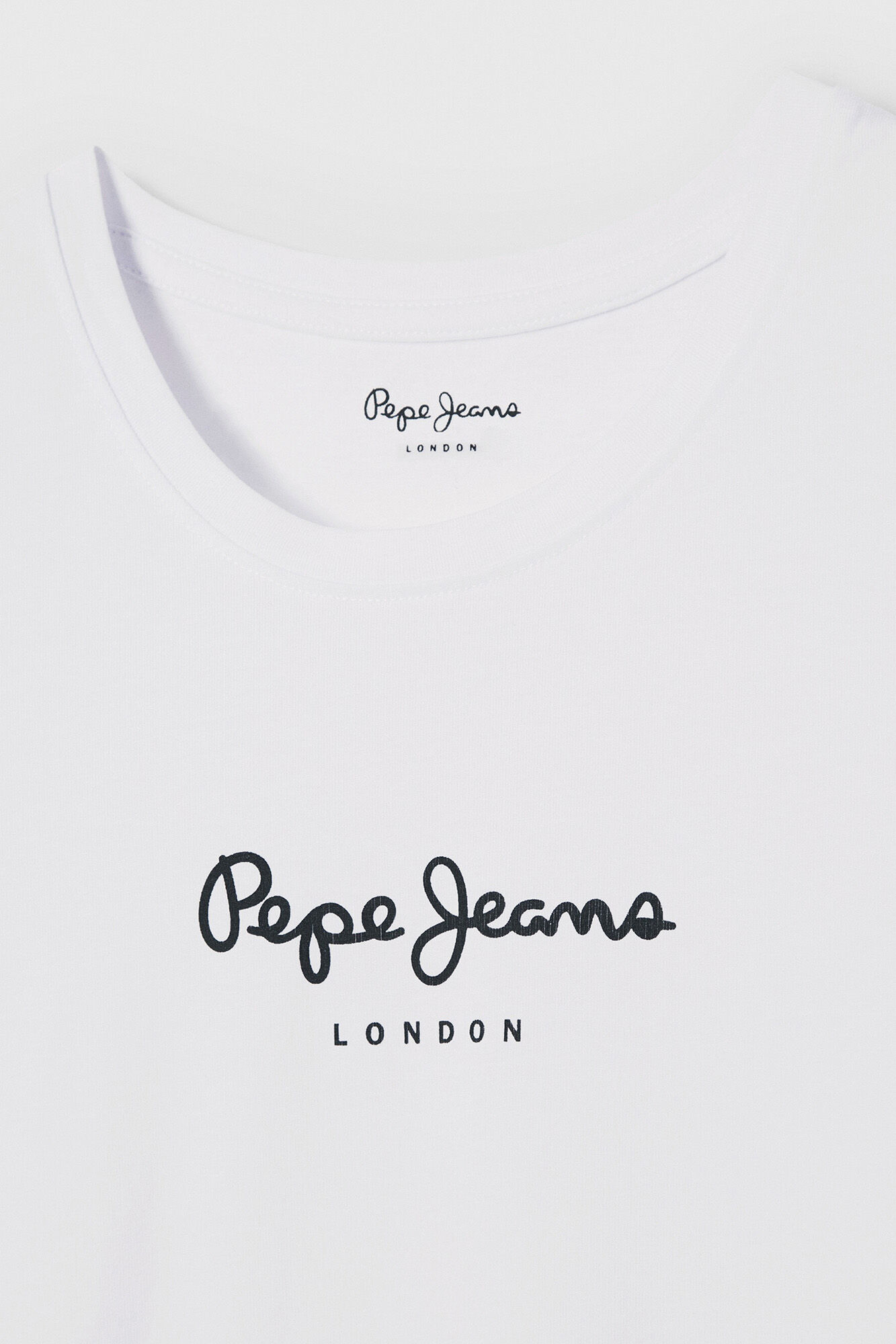 Camiseta básica com logo frontal.