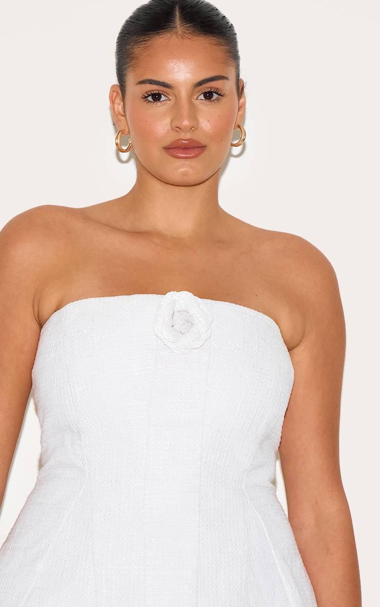 Blanc Robe Trapèze Grande Taille Premium En Bouclé Blanc Avec Camélias