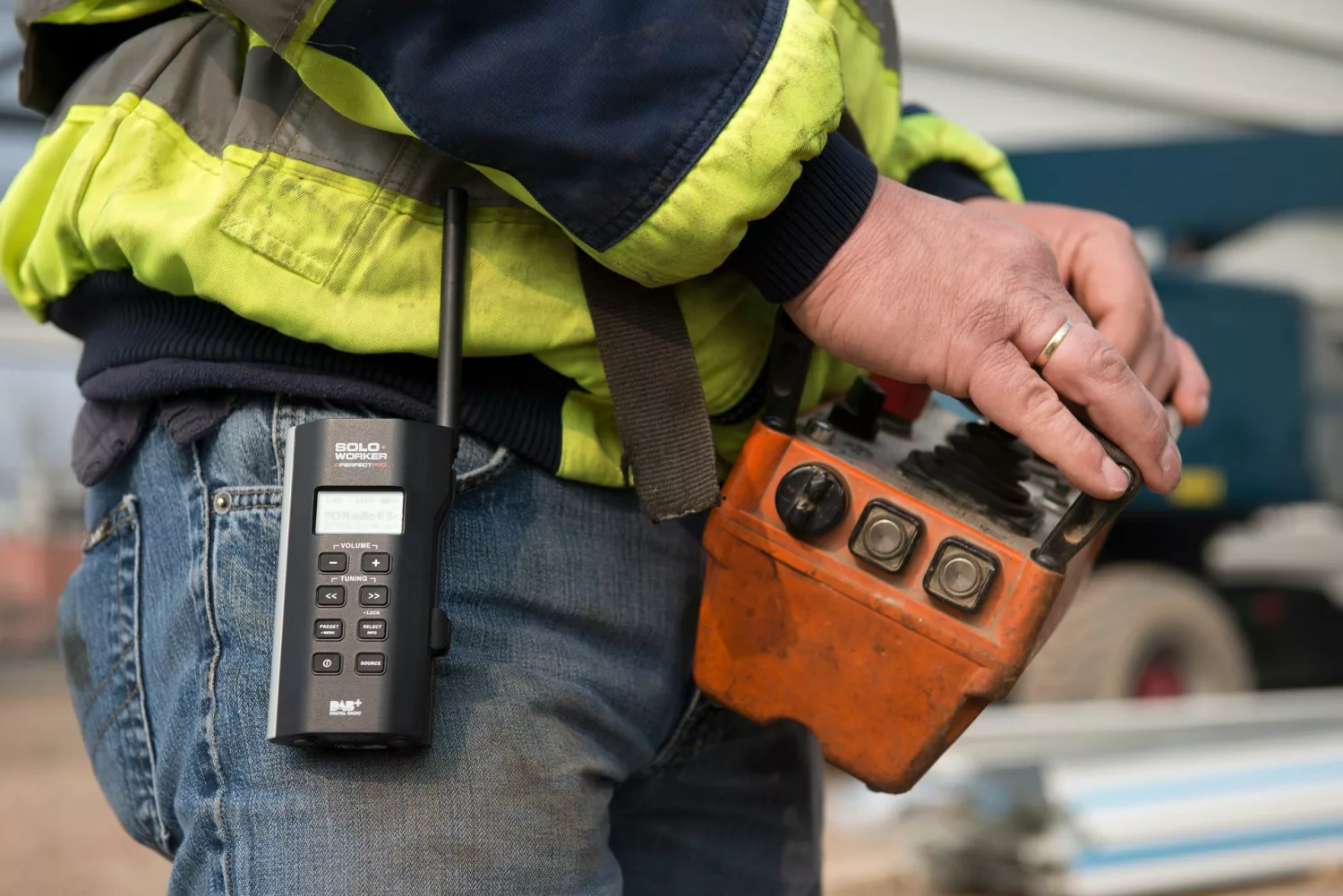 PerfectPro SW3 Soloworker DAB  BT Accu bouwradio - FM RDS - DAB  - bluetooth - aux-in - werkt op netstroom & lithium accu