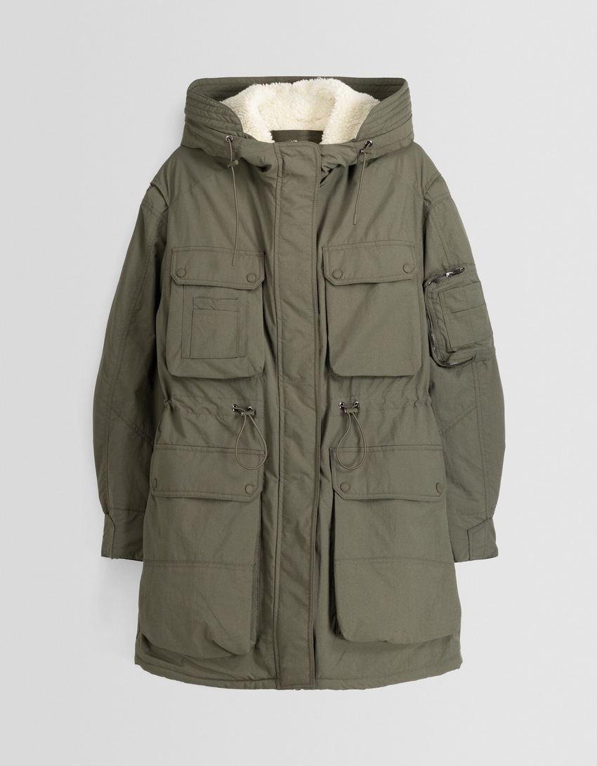 Parka comprida de nylon com forro de imitação de pele de carneiro.