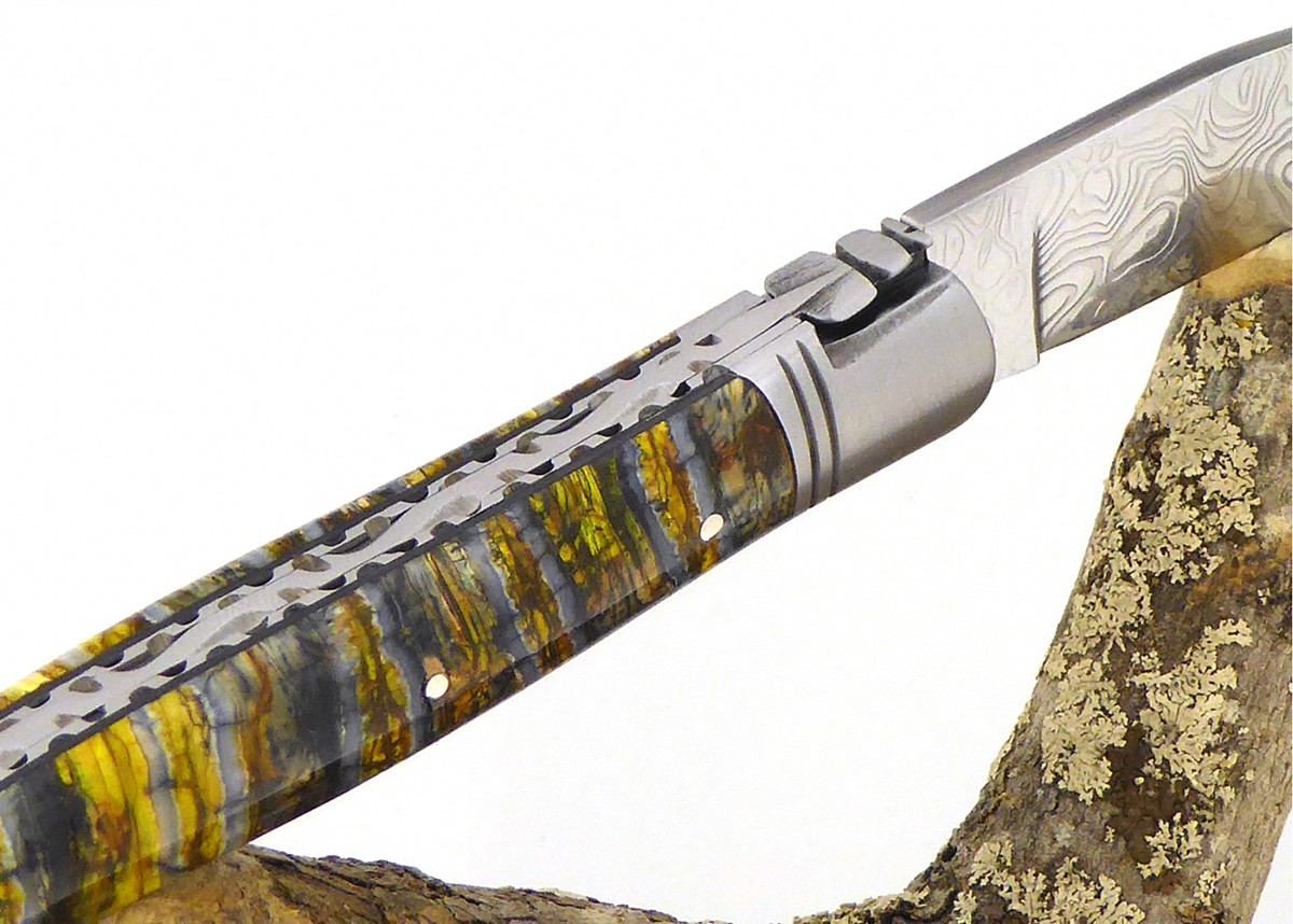 Couteau Laguiole avec un manche en Molaire de Mammouth teintée doré