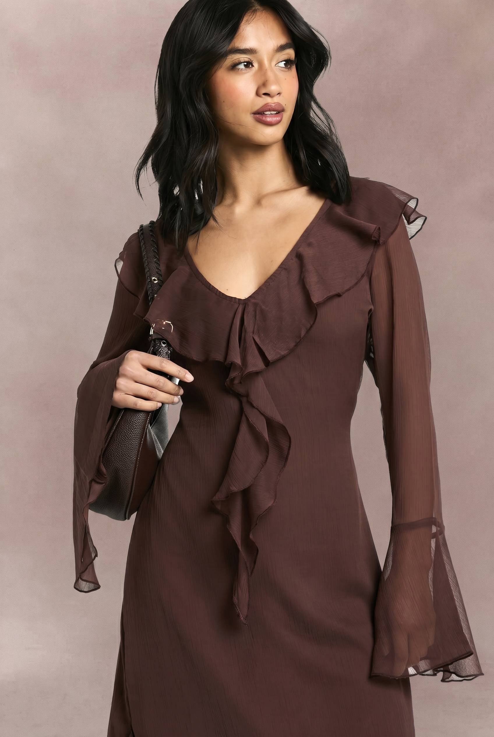 boohoo Petite Robe Maxi en Chiffon à Volants, Manches Évasées et Ceinture