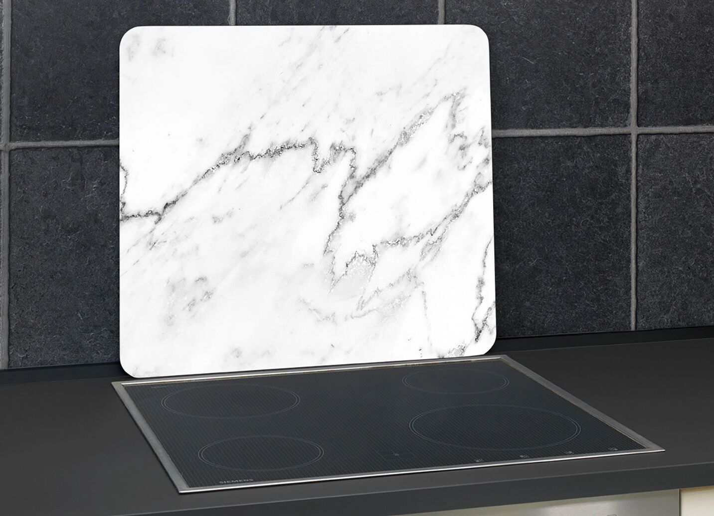 Wandblende aus Glas in Marmor-Optik