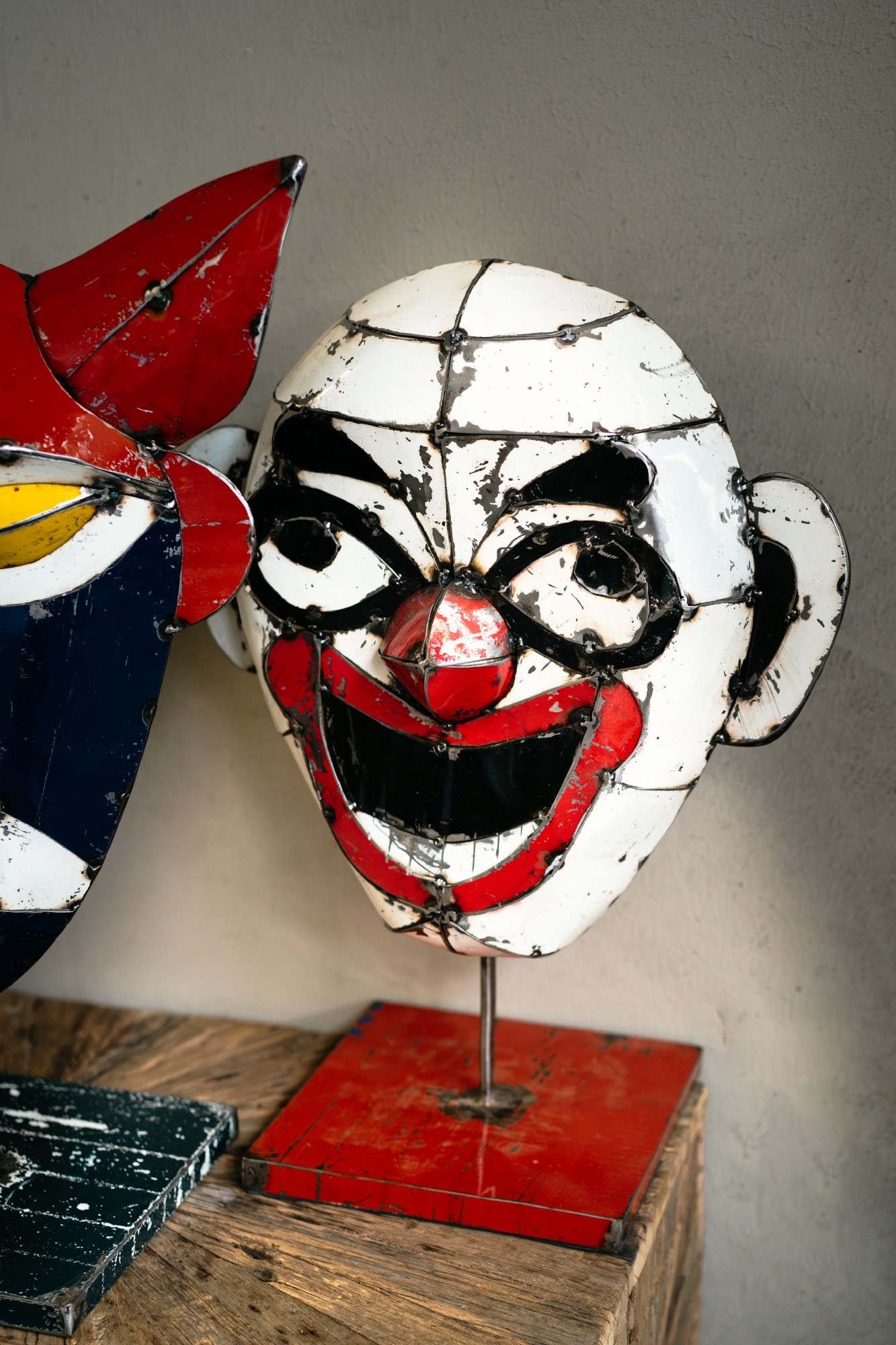 Maske 'Clown' aus Ölfässern, multicolor, H 54 cm, B 42 cm von fischer's lagerhaus
