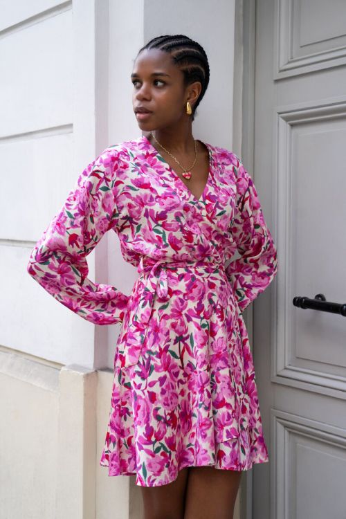 Witte wikkeljurk met roze bloemenprint