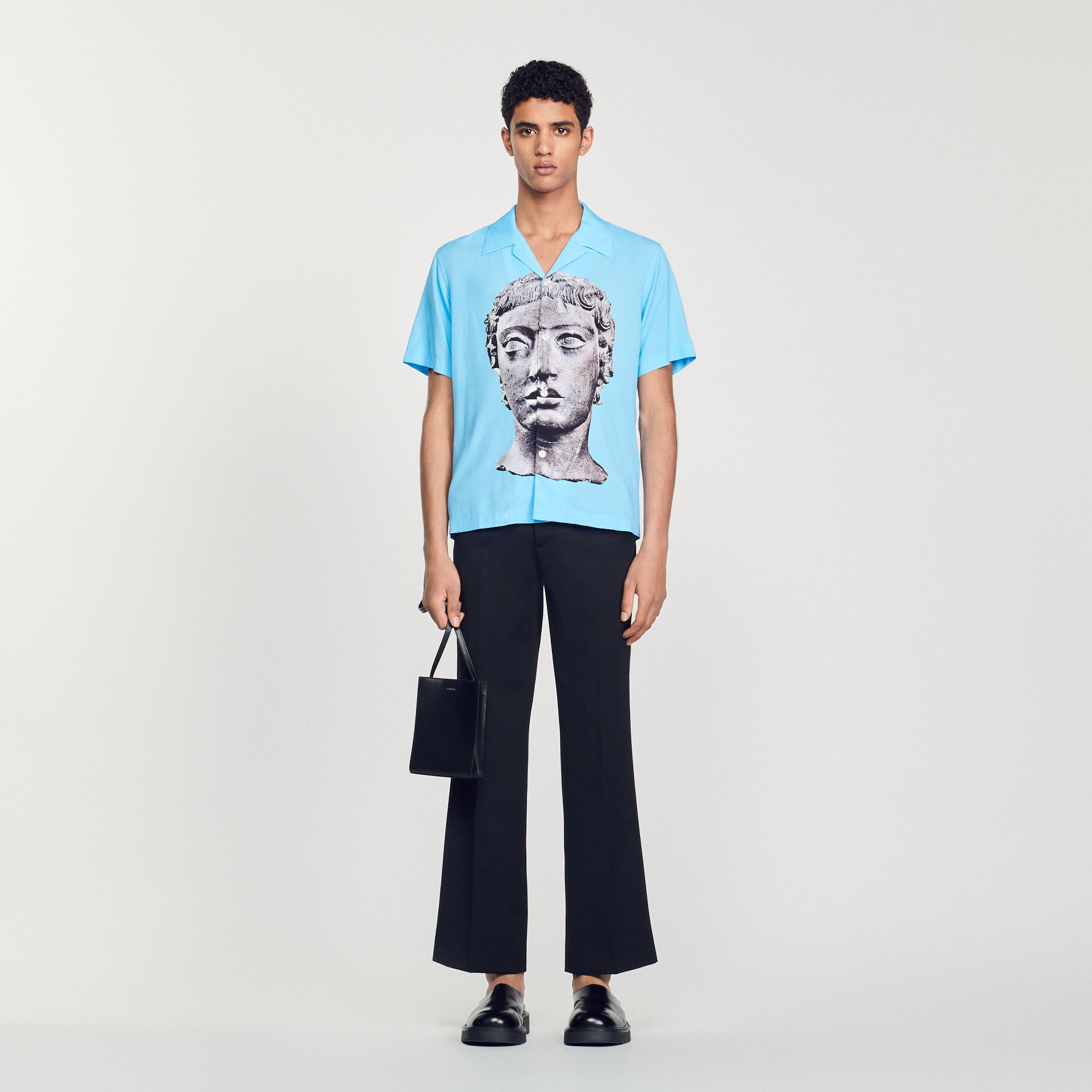 Chemise statue