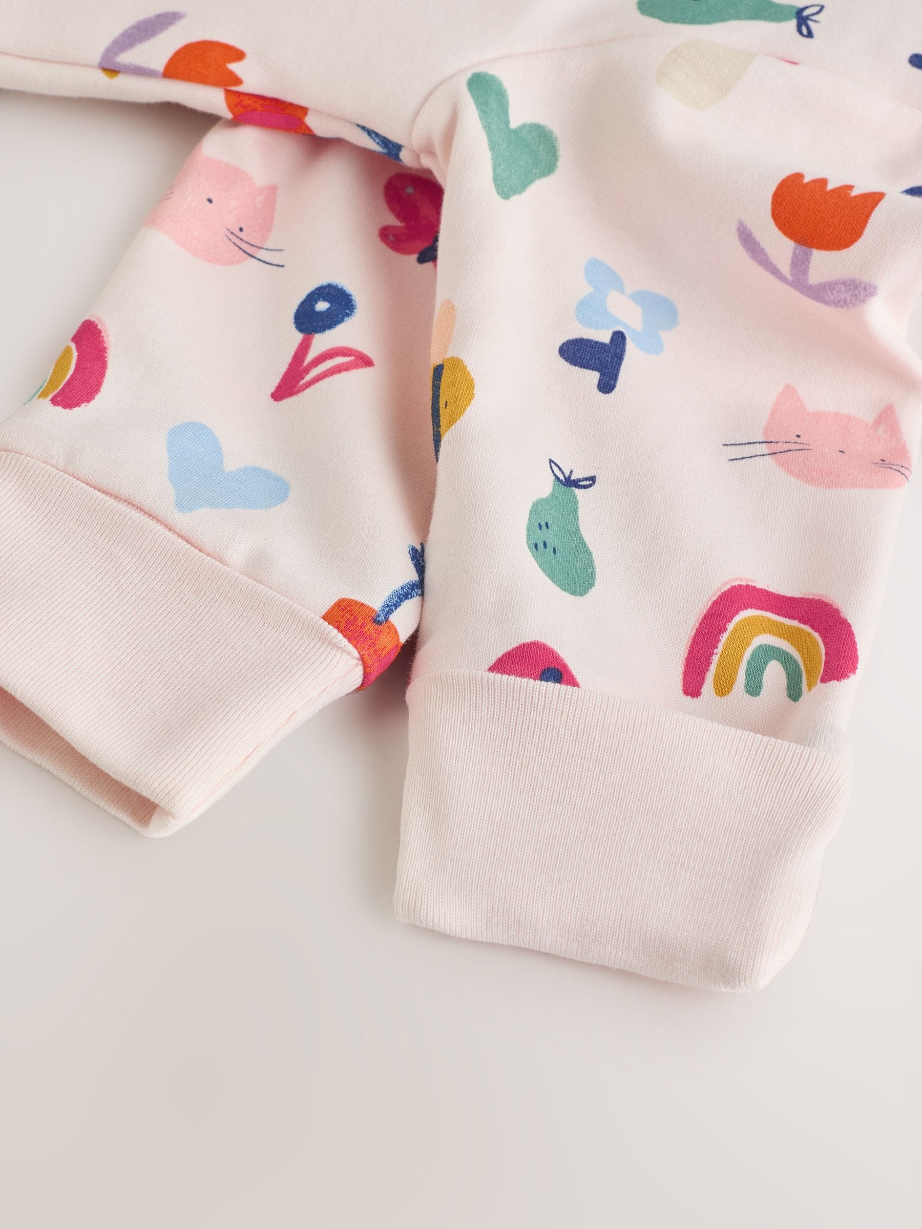 Felgekleurd met figuurtjes - 2.5 TOG gewatteerde babypyjama