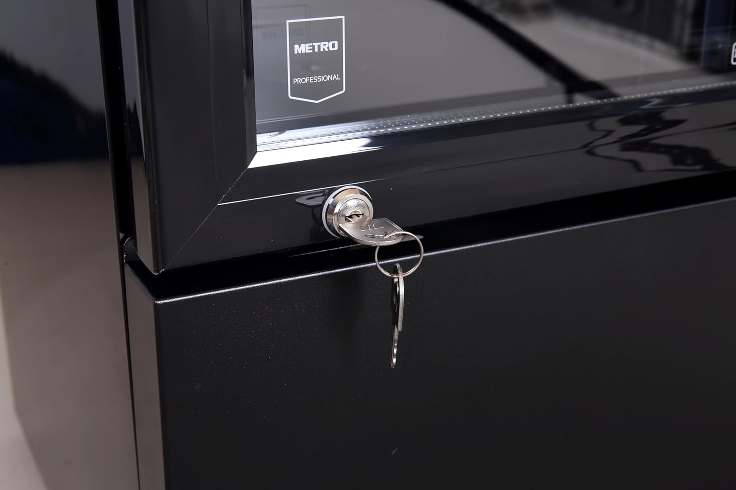 METRO Professional Getränkekühlschrank mit Glastür GSC2133B-NC, 166L, 5 verstellbaren Einlegeböden, mit Schloss, LED-Beleuchtung, Schwarz