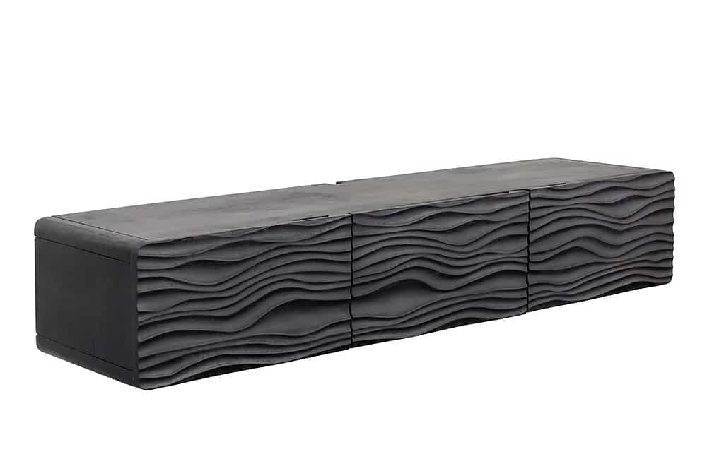 Design TV-Board WAVE 160cm schwarz Mangoholz mit 3D Schnitzereien hängend
