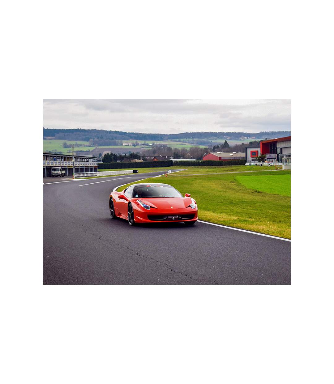 Pilotage 3 tours au volant d'une Ferrari 458 Italia sur le circuit Château Gaillard - SMARTBOX - Coffret Cadeau Sport & Aventure
