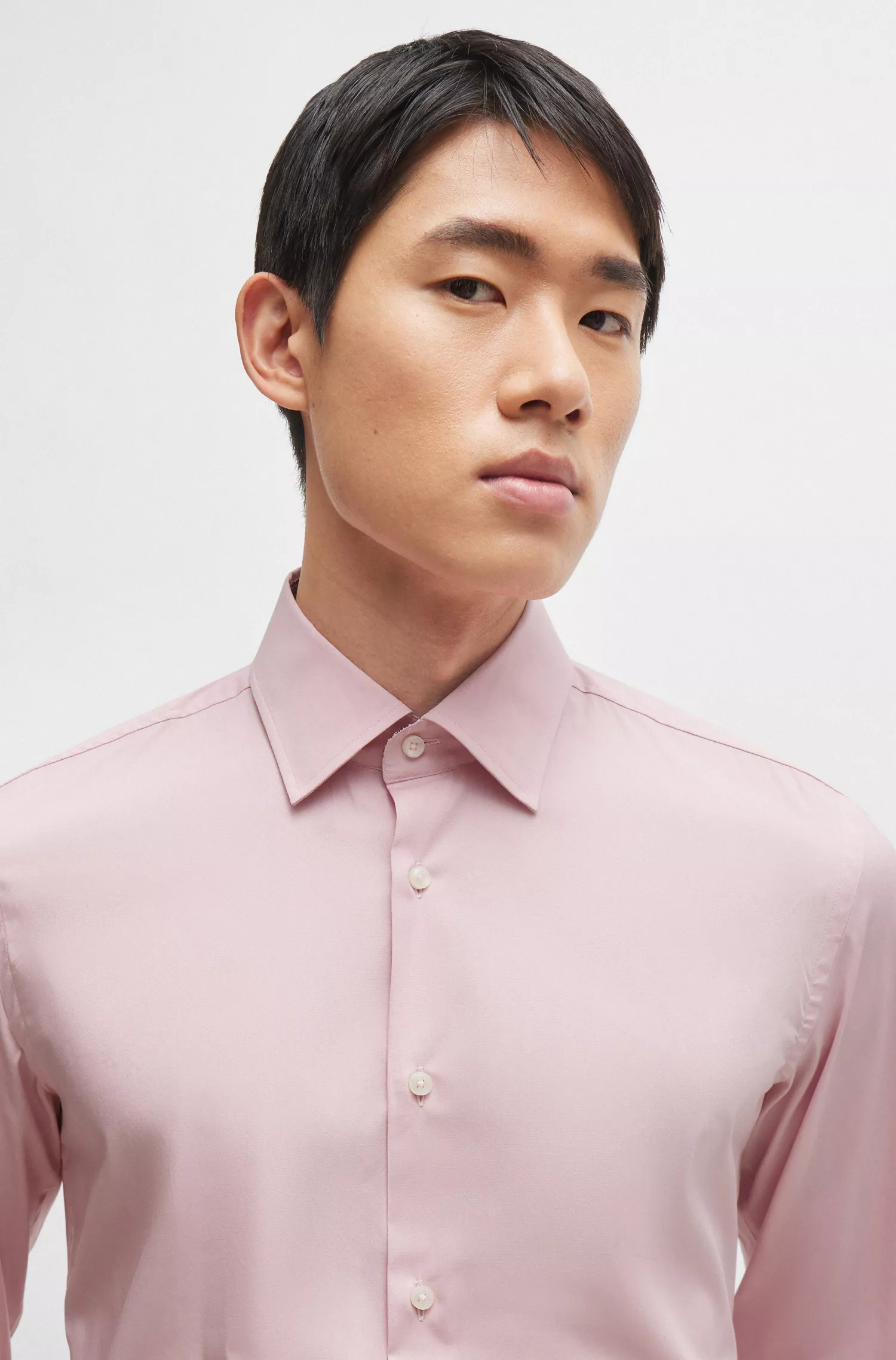 Camisa BOSS preta de corte slim, confeccionada em popeline de algodão elástico de fácil passar.