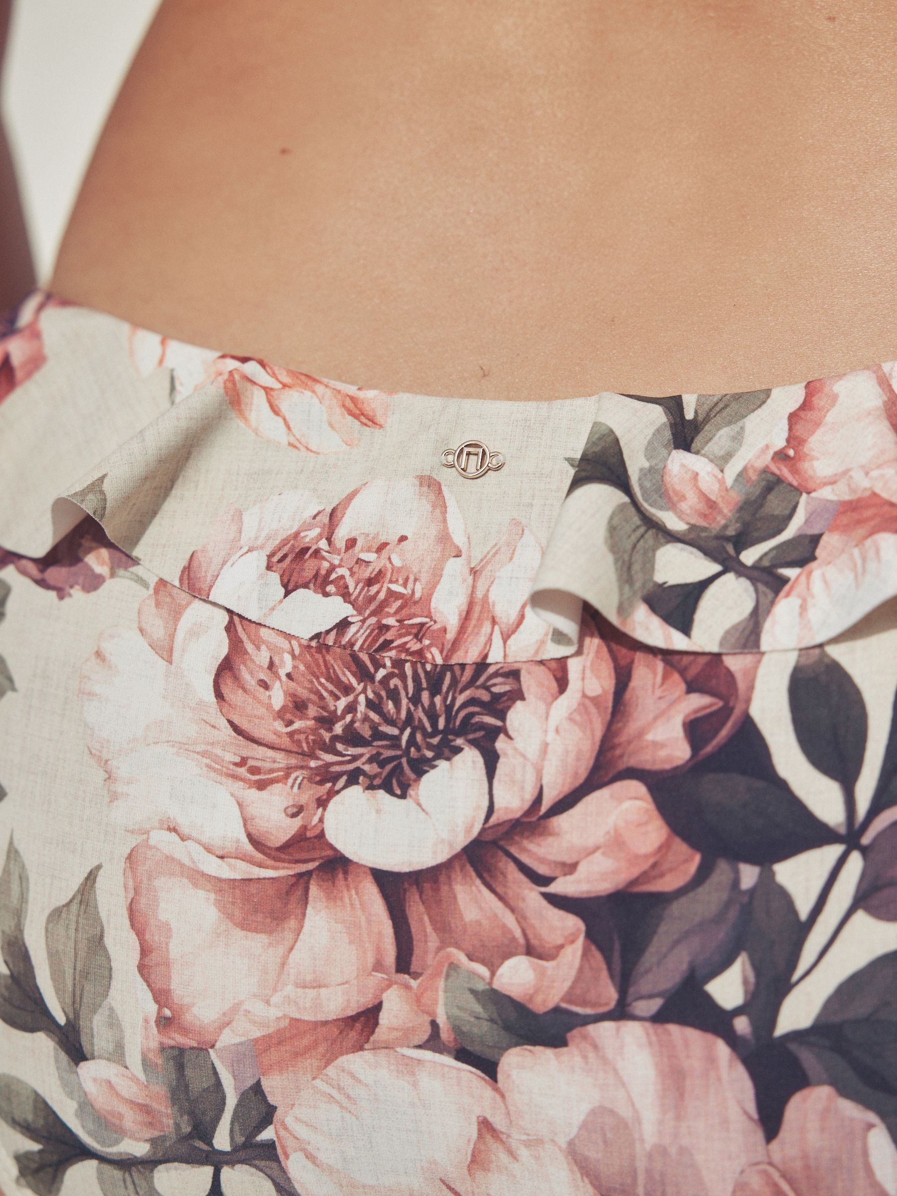 Neutrale/poederroze bloemen met volant - Bikinislip met hoge taille